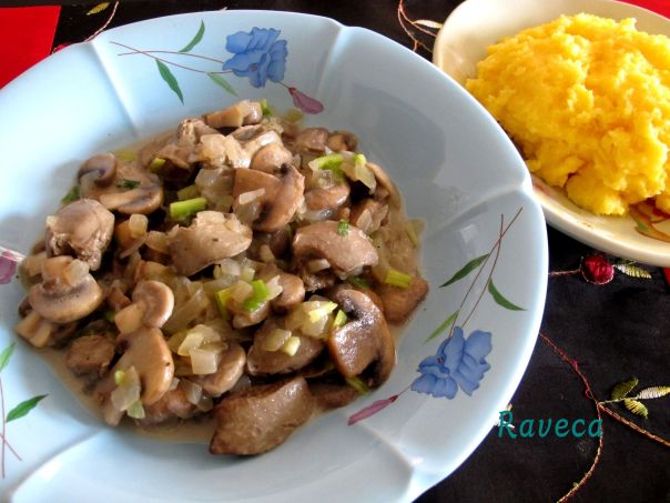 Chicken Liver Sautéed with Champignon Mushrooms /  Ficat de pui cu ciuperci Champignon